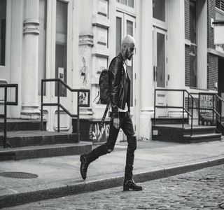 — Întrebare, una poate chiar retorică, amuzamentul din voce fiindu-i totodată demonstrat.; „Eu unul zic că momentan stă bine unde e şi nu-mi spune că a ajuns să te deranjeze orice ţi-ar fi spus o fată.” Abţinându-şi pufnetul, zâmbetul îi acaparează buzele până ce braţul respectiv
