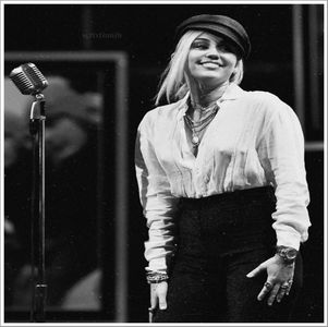 Nu știu de tine dar eu nu prea îmi doresc s-o pup:))))