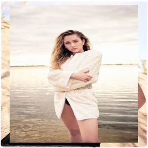 Ar fi culmea =)))) Nici nu cred că îmi știe contul. Decât dacă i-a zis ăla. Sau altă variantă -; ar fi fost să-i fi zis ea de tine și să intre el să vadă. Dar cred că ar fi făcut el gură până acum. Și nici nu-mi mai pasă să fie sănătoși! Dar chiar a fost funny atunci că nu ne așteptam:)))
