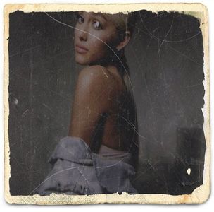 NEBUNOOOO CE FĂCEAI ACOLO CU ZAYN :* Wtf cum adică e Revelionul cl.; Starurilor cu Negru și Fuego?????? Nici eu nu m-am mai uitat.... Mda mă pish pe ele de toceală că mare lucru nu mai țin minte acm....
