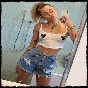 Așa am revenit pe laptopul meu că mă bătea ăla... - Eu știam că-ți place de Zayn :P -; Ce mă cum adică îl meritam mai mult =)))))) Apreciez tho... prietenă adv... Care Harry că n-am fost eu... parcă tu ai fost cu Biia?? # Mirru
