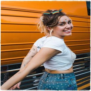 =)))))) Eu eram... erau primele zile de când făcusem tpl și era o grmd lume parcă -; printre care și turtle care era zayn și nu mai știu cn a propus să ne jucăm și eu intenționat v-am dat... și cnv îmi dăduse mie să mă urc peste turtle și așa am ajuns împr! ;)=)))) îmi pare rău că nu 
