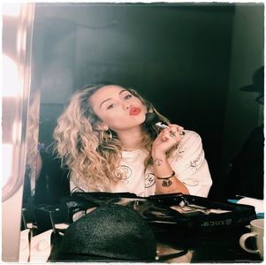 mai țin legătura cu fata aia.... adică o am pe fb dar mrg! NU MAI ȘTIU =))))) -; DAR DE CE AI AVUT ATÂTEA RELAȚII miruno... =)))))))) dar parcă da ai fost și cu Android.. ? # M
