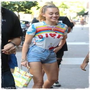 =))))))))))HAI LASĂ-MĂ MIRUNOOO.. eu chiar m-am implicat în relații pe benzile -; astea fraților =))))))... PĂI am stat cu turtle aka zayn crd că 5 ani smr aici =))))) și apoi pe tpl nu mai știu cred că cu nimeni? După aceea au făcut Bianca și Mimi entourages și CHIAR
