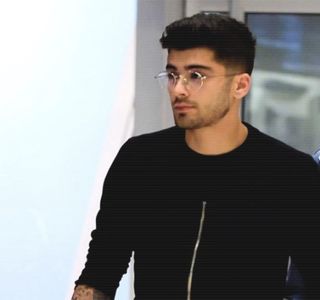 — Său, observând acţiunea acestuia, una care deşi îi produce un rânjet clar pe buze, contribuie; la un râset inevitabil. Plasează totuşi sticla pe suprafaţa barului, iar atenţia îi rămâne încă, concentrată asupra aceluiaşi punct de interes, chiar individul care înfăptuia paşi în direcţia sa.
