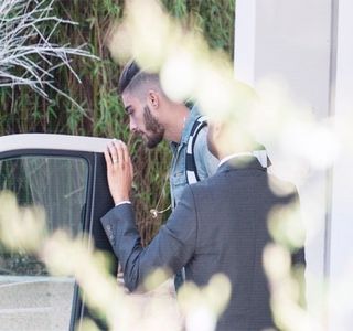— Îl urmăreşte pe Travis cu privirea până în secunda în care, anumite vorbe provenite din; partea lui îi cauzează producerea unei aprobări printr-o mişcare a capului, una produsă inconştient pe moment, însă totuşi gândită. Abia după ce bunul său amic părăseşte interiorul propriului
