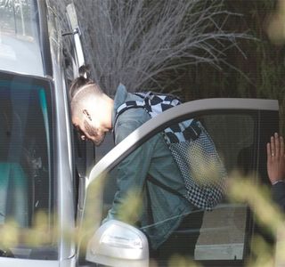 — Şi un sunet satisfăcător, zâmbind prin închiderea pleoapelor preţ de câteva clipe. Totuşi,; secundele următoare se dovedesc cele în care, deşi braţul şi-l aşază sub zona cefei, sprijinindu-şi astfel capul, are loc întoarcerea lui spre direcţia iubitei sale, şoptind: „Iubito, dormi?”
