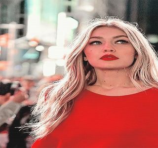 ━ Auzind de fapt spusele iubitului său referitoare atât la petrecerea respectivă, cât şi la; faptul că gazda, anume aşa-zis-ul lui amic, Travis, insistase ca ea la rândul ei să fie prezentă, îi ridică un mic semn de întrebare, gândindu-se dacă nu cumva îl judecase greşit pe acesta.
