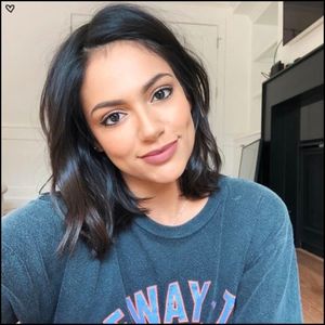 AAAA IMI ADUC AMINTE !!!!! Nu eram atunci pe Tpl dar stiu ca vazusem Muuuuulte insigne !!!!+; CE A TRECUT TIMPUL NU SE POATEEEEEEEEEEEEEEEEE. Tin minte ca si Dede, si Bii si... cn mai e in iulie ca am uitat.... sunt inainte de ziua Tpl!!!!!!
