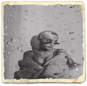 Awwww da e pe 1 și parcă pe 4...... nu mai țin minte exact de alte persoane... dar știu cl.; că ne serbam cu toții! Ce drăgu era...
