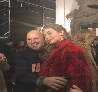 ━ Mai mult, gestul următor la care recurge este ridicarea în capul oaselor şi întoarcerea în profil; faţă de acesta, fixând acum cu privirea oglinda de dismensiuni considerabile, încorporată în peretele de lângă fereastră. De vreme ce îşi observă reflexia, în secundele următoare
