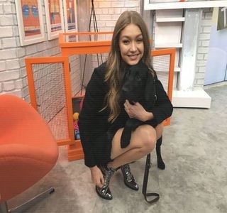 ━ Cuvinte rostite mai mult sub forma unei atenţionări, sfârşind prin a-şi focusa din nou atenţia; în totalitate asupra chipului iubitului său. Ca urmare, o mică pauză în vorbire are loc, până ce, suficient de lent reduce din nou distanţa dintre ei, ajungând cumva aplecată asupra corpului acestuia,
