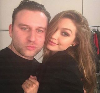 ━ Palmele spirjinindu-şi-le de-o parte şi de alta a capului său. „Avem destul timp să ne gândim; ce o să facem azi, până atunci hai să mâncăm ce am pregătit. Nu vreau să mă laud, dar gătesc binişor!” în aceeaşi manieră glumeaţă, remarca precedentă ajunge a fi rostită de către
