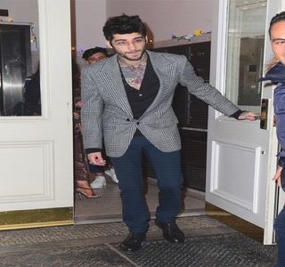 — „Mai ai unul pe aici? Că nu-l văd.” făcând astfel referinţă la respectivele vorbe. Având; în vedere că propria-i întrebare de natură retorică era menită să o tachineze pe aceasta, lucrul devine demonstrat prin micul zâmbet pe care i-l oferă. Între timp, pungile ajung plasate
