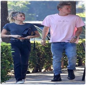 se șterg încet și o să se șteargă pt restul vieții noastre ? ADICĂ MĂ GÂNDESC -; UNDE ÎNCAPE ATÂTA INFORMAȚIE ȘI SĂ MAI AI ȘI AMINTIRI PE DEASUPRA ? Imaginează-ți doar, cu fiecare zi în care te trezești se șterge câte o amintire de-a ta... Glumesc nu mă băga în seamă =)))))))
