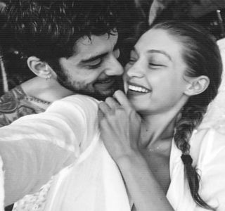 ━ În schimb este zâmbetul încă prezent pe buze. În continuare, deşi avea atenţia distribuită; totodată în direcţia lui Zayn, ceea ce o preocupa în principiu erau cumpărăturile efectuate şi locul în care avea să le depoziteze, astfel încât să păstreze bucătăria într-o ordine perfectă.
