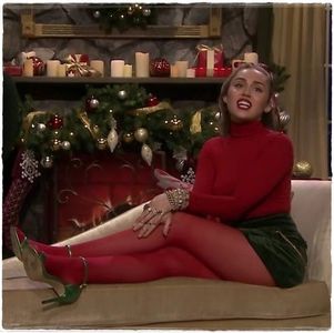 Morrr cu sticla.. =)))))))) Aaa da parcă încep să-mi amintesc, era un parfum cu -; o sticlă roz sau delirez? :) =)))) Păi și ce rost are să mai trăim momentele alea mișto dacă nu o să ne aducem aminte de ele mai târziu?!! SAME... =))))...
