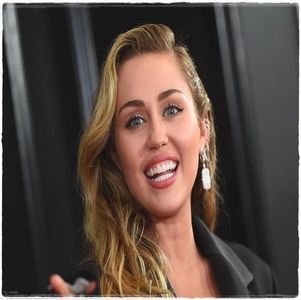 Bine, te iert de data asta... ! # M - Aș fi vrut f mult să asist la scena asta romantică -; dar mie mi-a amorțit spatele și mă duc să mă întind, vă las porumbeilor te pup nebuno ai grijă ce faci :** PUPI NUCO ❤
