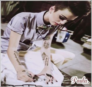 ♡.→ nu e nimic, eu sunt fraiera ca zic asta de el =)))))))))))) canD A FOST STIREA CU TRENUL -cl; CA EU CHIAR NU TIN MINTE.. cand am fost prima data in UK imi luasem pixuri colorate cu ei DOAMNEEEEEEE
