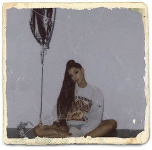 Păi eu cărțile le-am citit da online acm în februarie și cred că sunt în total vreo 5000 de pagini c; E FILM, NU SERIAL și nu s vreo capodoperă dar nush cum să-ți spun nu puteam să mă opresc le-am tras pe nas?!?!:)))))) Păi vezi așa să mă chemați la nuntă :*
