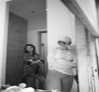 ━ De-ndată ce constată că iubitul său se afla în acelaşi loc, preocupat cu acelaşi lucru, anume; vizionarea unei emisiuni tv, realizează că are drum liber către dormitor, fapt pentru care înaintează liniştită în direcţia respectivă. Pătrunsă în cameră, închide uşa în urma ei, oferind apoi atenţie
