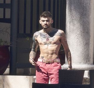 — Bineînțeles că atenția sa rămâne concentrată asupra aceleiași priveliști, însă o altă; surprindere se așterne pe chipul său odată cu “complimentul” primit din partea ei. „Prima dată zici că-s deștept și acum dintr-o dată, tâmpit. Păi și care-i adevărul?” Întrebarea adresată final se

