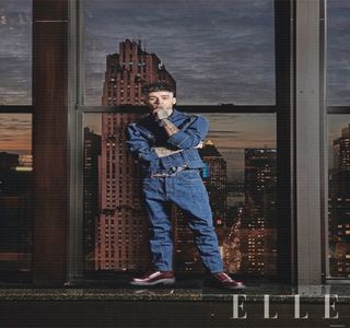 — Ridică acesteia corpul, părăsind solul, doar pentru a i-l fixa în braţele sale, susţinând-o; astfel lipită de propriul corp. Oferindu-i posibilitatea unei înălţimi bazată pe două capete, ochii lui urcă până ce privirile li se întâlnesc, având ca la contactul vizual să îi zâmbească inevitabil.
