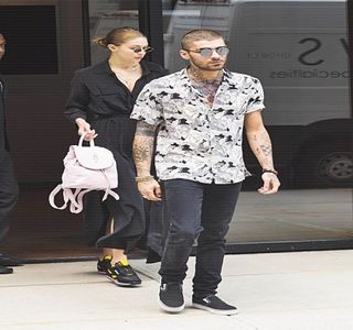 — Frunțile lor și inițiativa blondei de a-i oferi respectivul sărut, sunt doi dintre factorii ce; alimentează relaxarea propriului cop, la rândul său pleoapele închizându-le. Recurge astfel la un sărut propriu, un zâmbet fiindu-i resimțit pe buze odată cu înfăptuirea acestuia, înainte de a produce
