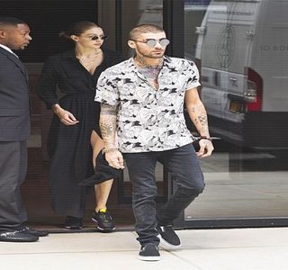 — Preia locul dintre picioarele ei, palmele ajungându-i rezemate de saltea, pe de o parte și de; alta a ei, el unul aflându-se deasupra corpului lui Gigi. Abia în acele clipe se petrece și ruptura sărutului, buzele purtându-l spre zona gâtului ei, zonă ce primește numeroase săruturi.
