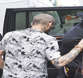 — Atingerile buzelor sale continuă în exact aceleași zone, constituind astfel stimuli de; plăcere favorabili amândurora; el unul profitând de lejeritatea pe care iubita sa o exprima în acele momente. Pe când buzele sale continuă prin oferirea acelorași săruturi constant, una dintre palmele
