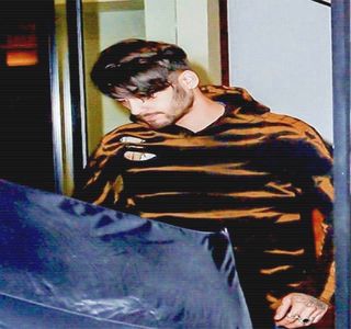 — Baia avionului nu se dovedise un ajutor pentru sieşi, căci dorinţa sa creştea pe zi ce; trece, ştiindu-şi iubita mereu aproape. Totuşi, în prima secundă în care numele şi-l aude pronunţat de către Gigi, eliberează un sunet ca şi cum i-ar fi demonstrat faptul că atenţia îi era distribuită
