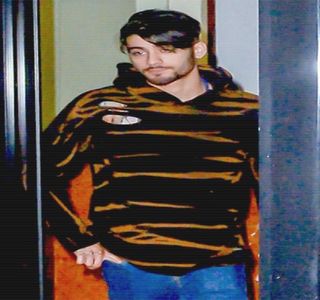 — La urechile lui ajunge o adevărată propoziţie. Intensificându-i-se curiozitatea, şi de altfel,; fiindu-i impusă o idee referitoare la starea ei de spirit, presupunând că n-ar fi putut întreţine un act intim din cauza unei vagi oboseli sau orice altceva, capul său urcă până ce chipurile le

