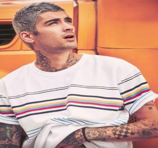 — Fotoliului. Buza inferioară şi-o trage spre interiorul gurii, menţinând contactul vizual alături; de aceasta timp de câteva clipe, înainte de a-şi completa ideea. „Ştiu că felul în care am reacţionat mai devreme nu e mare lucru, pentru că, eu unul sper că eşti conştientă cât însemni pentru mine
