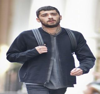 — Ţinând cont de faptul că orice contact dintre el şi amicii săi, pe care îi acumulase de-a lungul; timpului în Brooklyn, dispăruse treptat odată cu întoarcerea lui în Bradford, încă de la începutul petrecerii în sine şi până în clipele curente, îşi petrecuseră timpul în compania unui grup
