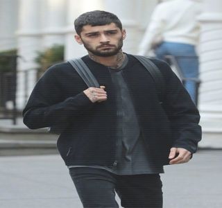 — Superioare, capul şi-l plimbă în partea opusă lui, din moment ce umărul continua a-i fi; rezemat de suprafaţa dură a peretelui, undeva în dreptul geamului; braţele avându-le încrucişate. Abia în clipa în care o anumită siluetă îi răsare în cale, ajunge instant la concluzia faptului că
