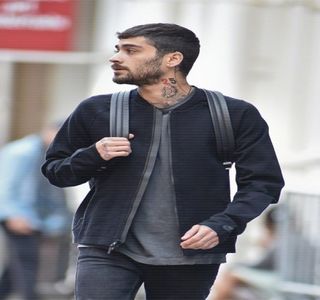 — Într-un oarecare fel neglijase prezenţa iubitei sale, chiar dacă, cu ceva timp în urmă o; introdusese amicilor săi; aceasta ulterior dispărând din peisaj fără ca el să poată conştientiza. Fără a recurge la un moment vocal, îşi depărtează umărul de perete iar braţele îi coboară pe
