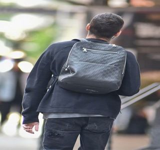 — Lângă corp, retrăgându-se din zona cercului format prin câţiva paşi produşi în spate. Abia; după aceea ocoleşte un stâlp de susţinere ce-i ieşiseră în cale, direcţia fiindu-i locul în care Gigi se afla, acompaniată de o altă blondă pe care nu o mai văzuseră până în acele momente.
