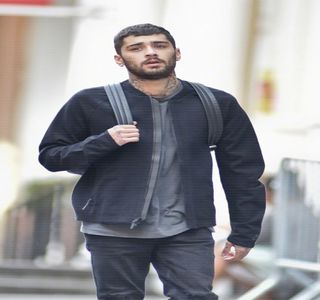 — Intervine fără reţinere în conversaţia celor două atunci când ajunge în dreptul iubitei sale,; şi, chiar dacă replicile nu se oboseau să sfârşească, îşi foloseşte un braţ în aşa fel încât să-i încolăcească talia prin zona frontală a abdomenului, tratând-o pe individa respectivă cu spatele
