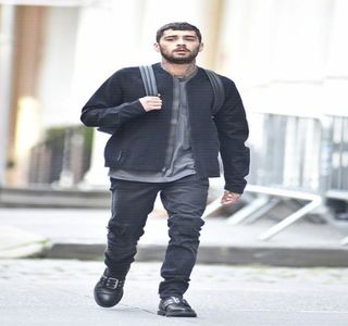 — Odată ce buzele îi revin presate peste o zonă a gâtului ei, faţa fiindu-i pe jumătate infiltrată; printre firele de păr ale blondinei. Trei secunde mai târziu, capul şi-l întoarce pentru a privi peste umăr, în direcţia individei ce-i servea drept companie lui Gigi. „Scuză-ne un moment.” I se
