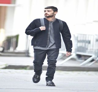 — Adresează acesteia, privind-o preţ de câteva clipe până ce, mai mult decât sigur primeşte; mesajul, părăsind zona cu pricina. Când capul şi-l întoarce iar privirea lui coboară spre buzelor ei, zâmbeşte, însă se focusează asupra ochilor. „Hei,” rosteşte într-un final, actualul zâmbet
