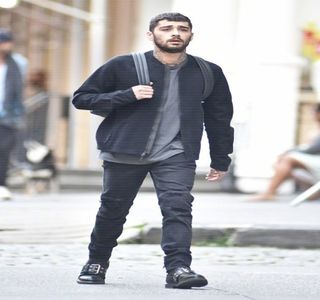— Lăţindu-i-se treptat pe buze. În urma secundelor cu pricina, adaugă: „Să înţeleg că pot; să las baltă banner-ul pe care-l aveam în minte ca să-ţi fac puţină reclamă.” În mod comic produce acea constatare, bineînţeles necunoscută de către ea, nici pe departe discutată, intenţia
