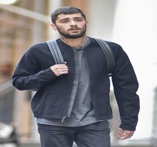 — Ascunsă reprezentând de fapt atragerea unor prieteni şi pentru iubita sa. Fără a zăbovi; asupra subiectului, îşi enunţă de fapt principalul gând. „Aveam impresia că eşti lângă mine până acum. Când ai dispărut atât de repede?”

