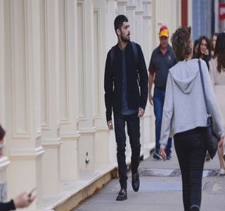 — Lipesc între ele, dar continuă prin curbura dobândită prin apariția zâmbetului anterior,; având ba chiar să-și și muște abia sesizabil buza inferioară folosindu-se de dantură; gest executat de pe urmele amuzamentului pe care motivul dispariției ei îl creează. Doar în clipa în care blonda
