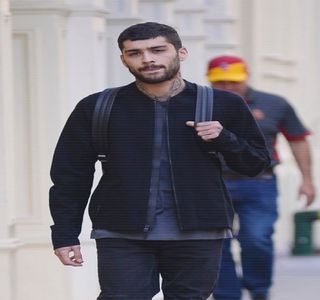 — Își sfârșește ideea prin întrebarea adresată lui, își acordă de unul singur permisiunea de a; interveni. „Ei bine, tot ce pot să-ți spun.. cu siguranță n-am vorbit despre forma sânilor niciunei individe de pe aici.” Constatării produse îi urmează o mică strâmbare din nas, înainte de a-și
