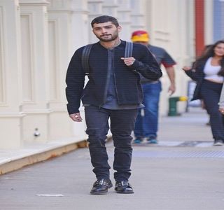 — Ajung poposite peste fesele ei, pe care eventual i le şi strânge deloc agresiv, menţinând; astfel distanţa inexistentă între corpurile lor. Totuşi, în ciuda sărutului de natură haotică aflat în curs, impedimentul neaşteptat se dovedeşte a fi chiar un gest din partea unui anumit individ,

