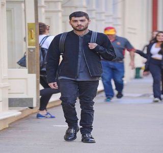 — Pe care-l recunoaşte ca fiind chiar Travis, în urma imediatei retrageri, sărutul împărţit; alături de iubita sa fiind distrus. Privirea şi-o coboară asupra respectivei direcţii, chiar spre chipul amicului său, un rânjet preluând forma buzelor sale, expresie cauzată de fapt de alegerea
