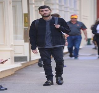 — Lui de cuvinte. O singură palmă rămâne aşadar peste talia iubitei sale, aruncând o scurtă; privire în jurul ariei de interes, presupunând că o parte din persoanele strânse ocupau locuri diverse pentru a se manifesta pe parcursul jocului amintit de către Travis. „Cam multă interacţiune.”
