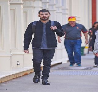 — Care se afla şi Travis, şi fotoliu, spre canapeaua opusă, câteva locuri dovedindu-se a fi; chiar libere. Astfel că după ce îi acordă blondei posibilitatea de a se aşeza, ocupă locul de lângă, chiar cel din margine. Adoptând o poziţie mult mai confortabilă, braţul şi-l ridică pentru a
