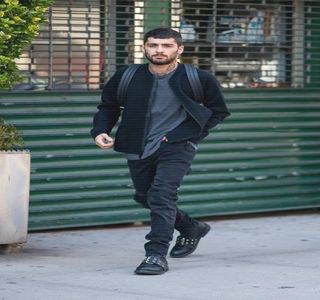 — Şi-l lungi de-a lungul spetezei canapelei, în zona spatelui ei. Ţinând cont de faptul că şi; ceilalţi participanţi păreau încă angrenaţi în conversaţii, vocea şi-o drege pentru a capta atenţia, adresarea sa fiind menită chiar amicului său. „Şi care-i treaba cu jocul ăsta, Trav?”
