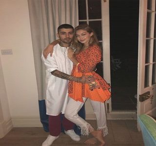 —  Aflată undeva în dreapta iubitului său, de vreme ce reuşiseră să ocupe singurele locuri; libere de pe canapeaua opusă lui Travis, ochii şi-i ridică asupra celui menţionat anterior, în dorinţa de a percepe jocul pe care tocmai îl întrerupseseră. De-ndată ce înţelege explicaţia
